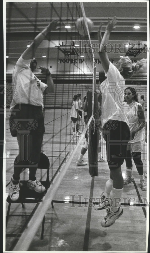 1993 Press Photo East Valley Volleyball Coach Mike Smith Teaching How to Block-Historic Images