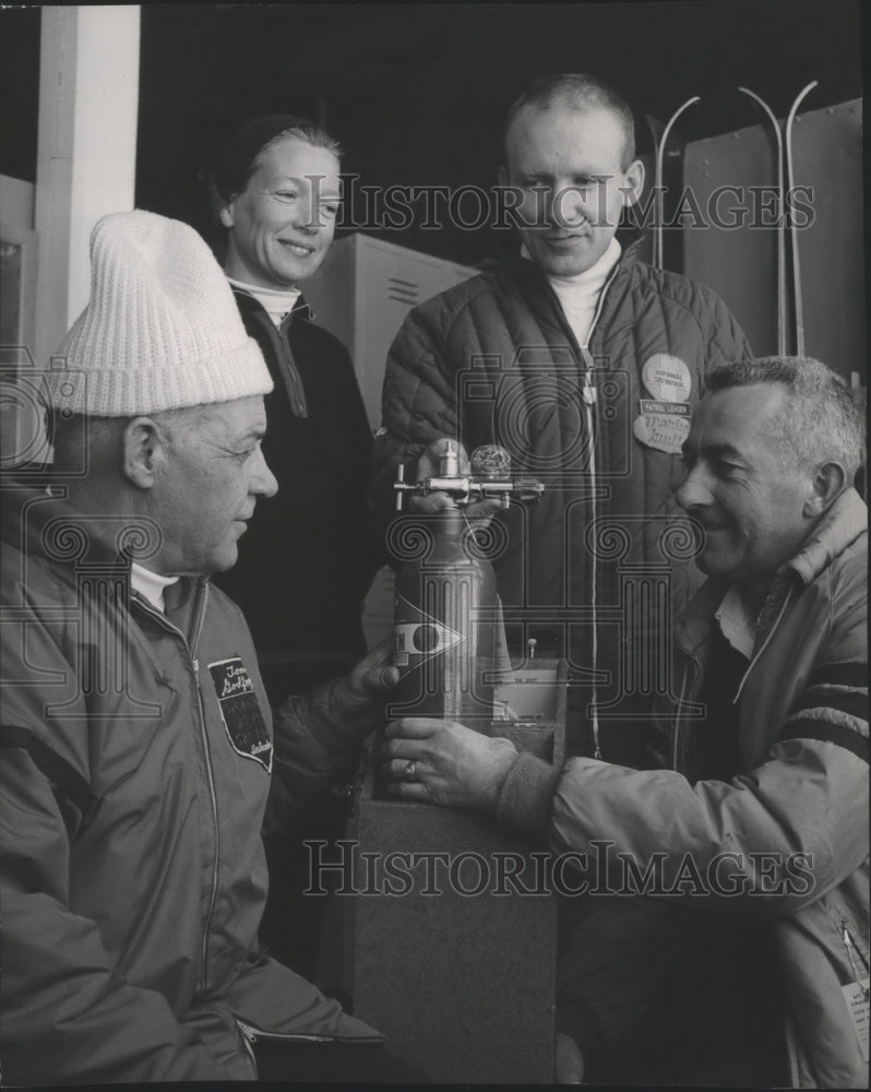 1966 Press Photo No Alibi Race Committee and Mt. Spokane Ski Patrol- Historic Images