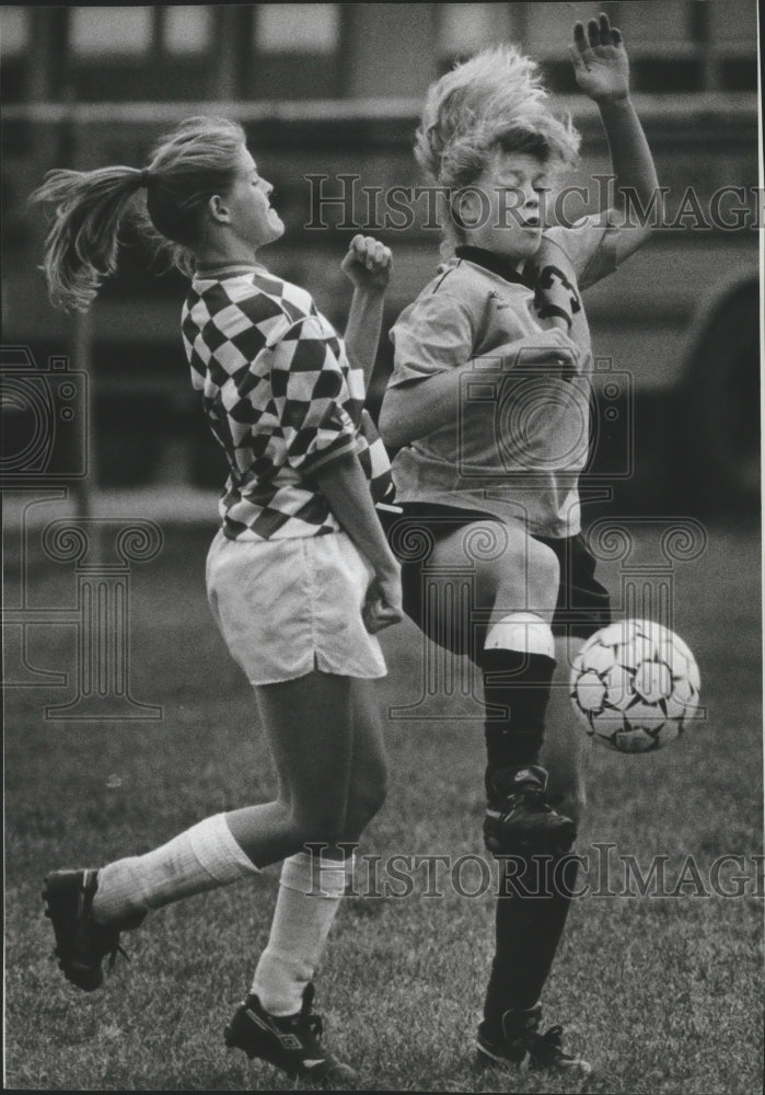1990 Press Photo High school players Ali Owens and Holly Inge in soccer action - Historic Images