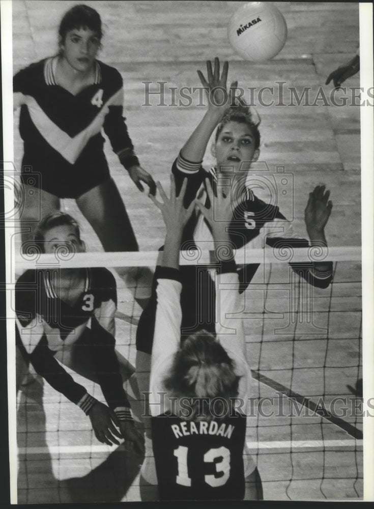 1990 Press Photo Odessa&#39;s volleyball Juli Carlson and Clancy Hunter - sps18079- Historic Images