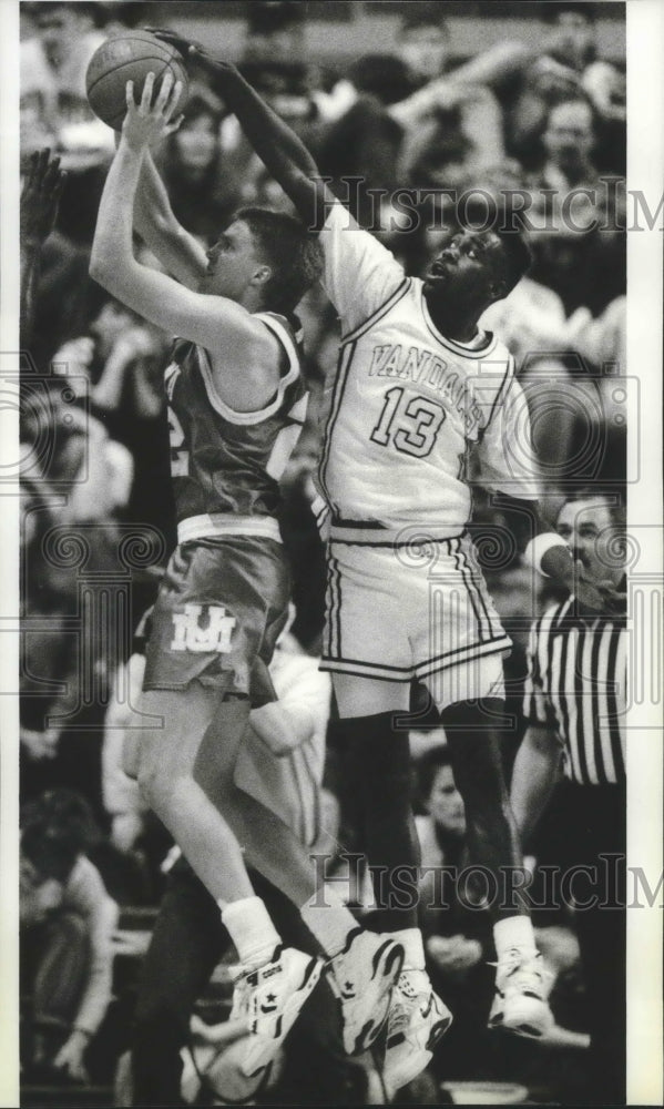 1991 Press Photo University of Idaho Basketball Player Otix Mixon Reaching Out-Historic Images