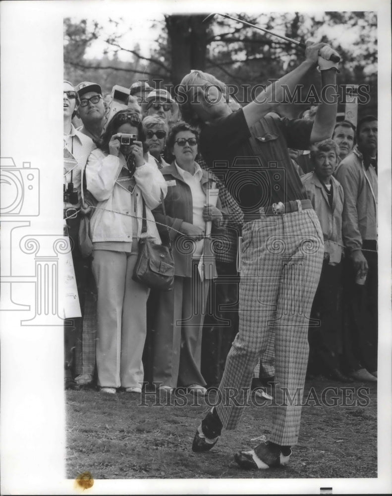 1975 Press Photo Golfer Johnny Miller Follows Through After Swinging- Historic Images