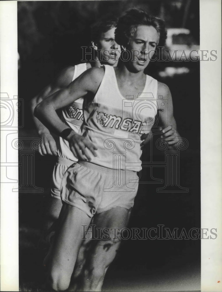 1983 Press Photo Kurt Messersmith and Don Mueller finish 1-2 for Mead High track- Historic Images