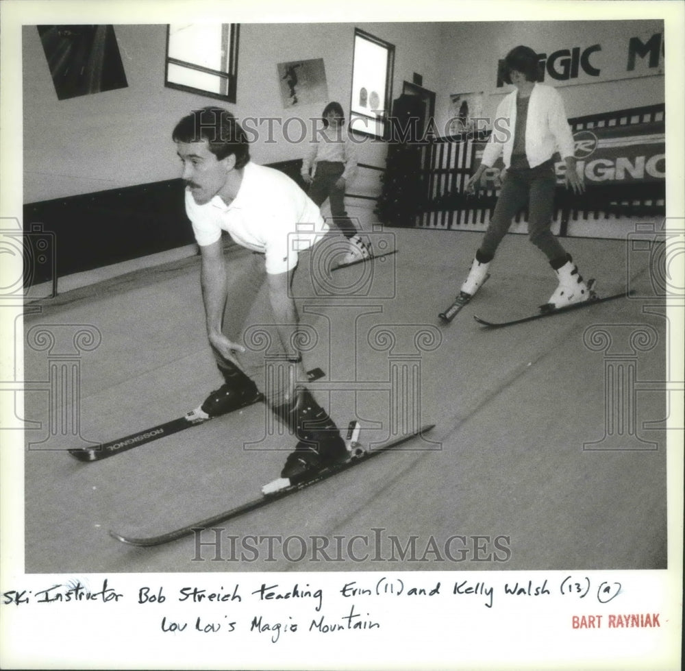 1985 Press Photo Bob Sterich teaches Lou Lou Magic Mountain Ski School students - Historic Images