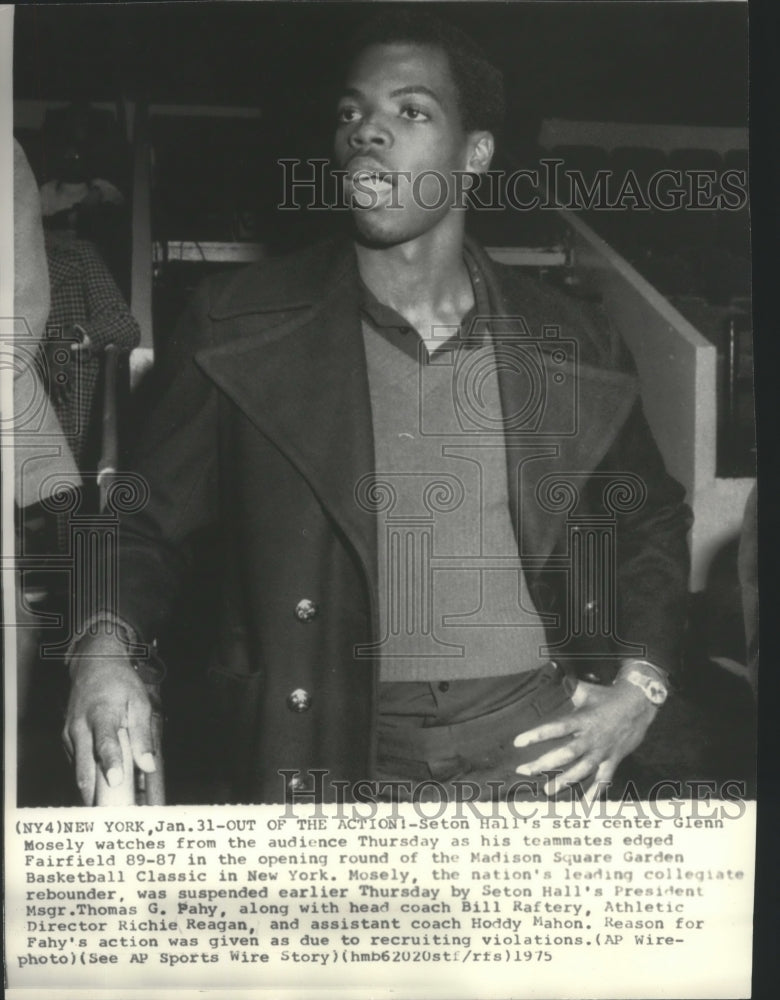 1975 Press Photo Seton Hall star basketball center, Glenn Mosely, watches game - Historic Images