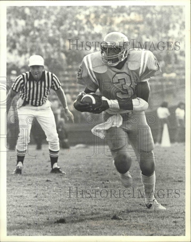 1981 Press Photo Kevin Nelson, University of California football, runs the ball - Historic Images