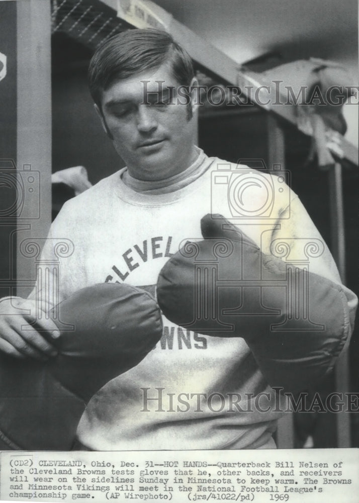 1969 Press Photo Cleveland Browns quarterback Bill Nelsen tests sideline gloves-Historic Images