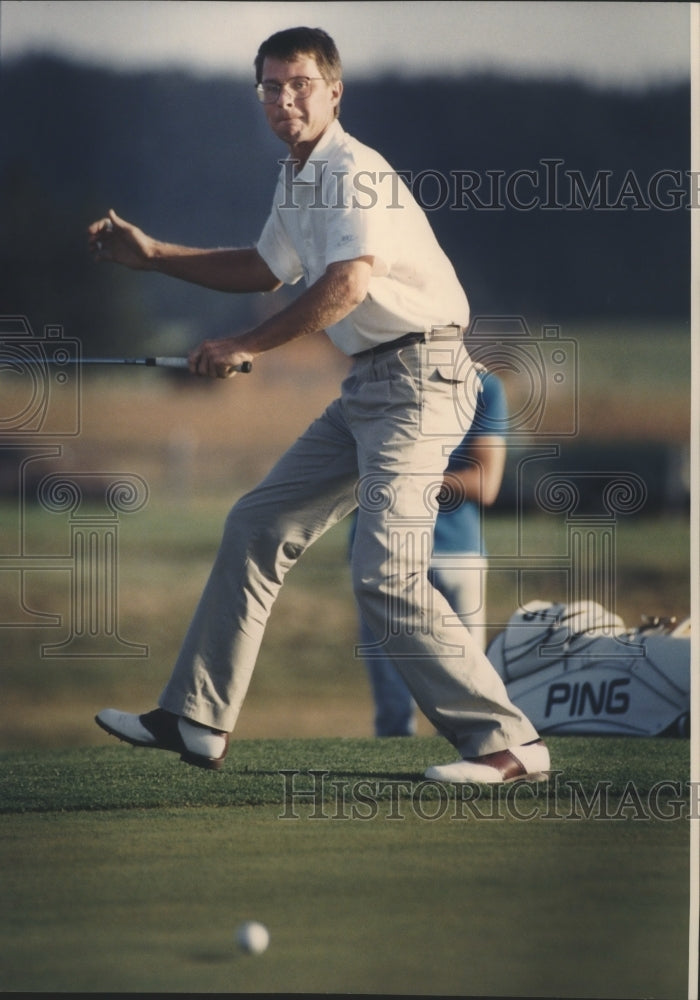 1989 Press Photo Golfer Chris Mitchell urges his putt along- Historic Images