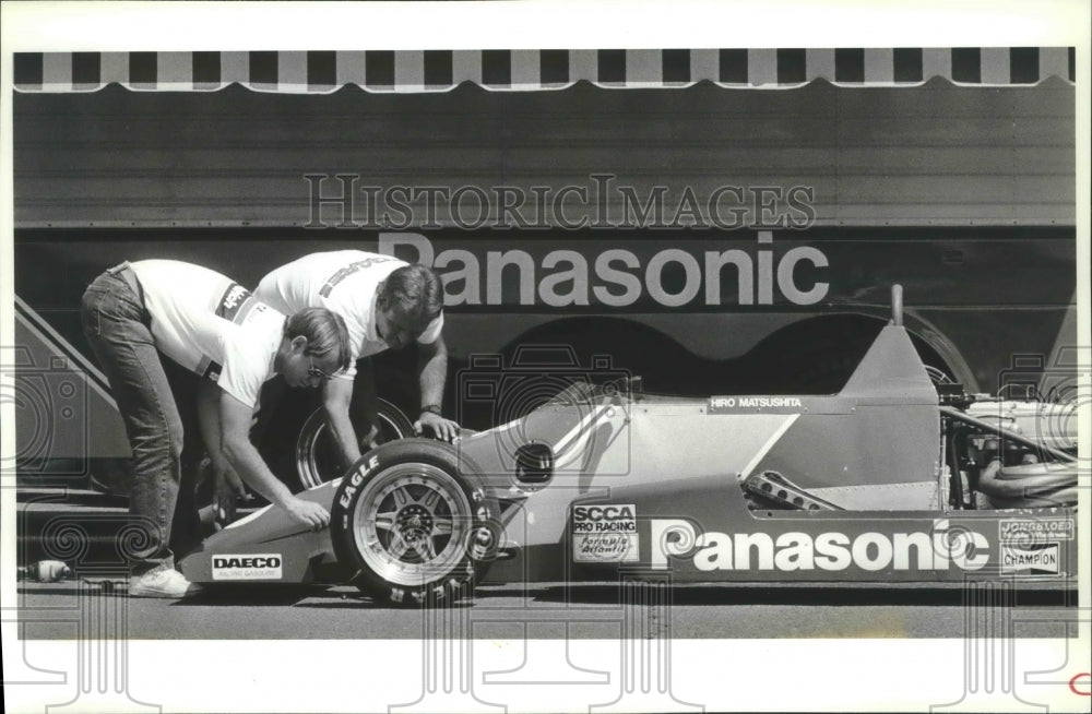 1989 Press Photo Hiro Matsushita mechanics Steve Liddall and Ed Hopkins- Historic Images