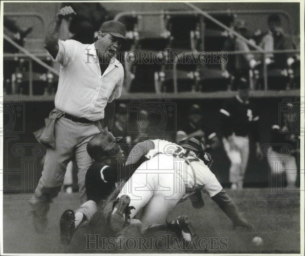 1988 Press Photo Umpire Perez calls runner out before Dave Rypien drops baseball - Historic Images