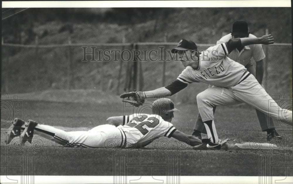 1983 Press Photo Bob Mandeville during a Withworth-Linfield baseball game- Historic Images