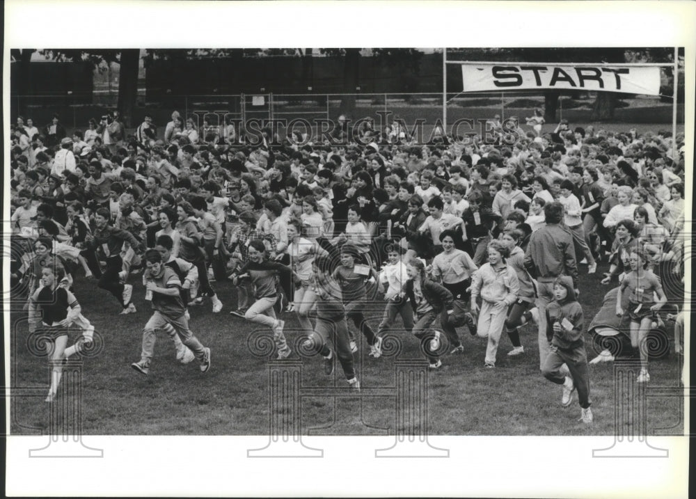 1986 Press Photo Runners break from the start of the Junior Bloomsday race- Historic Images