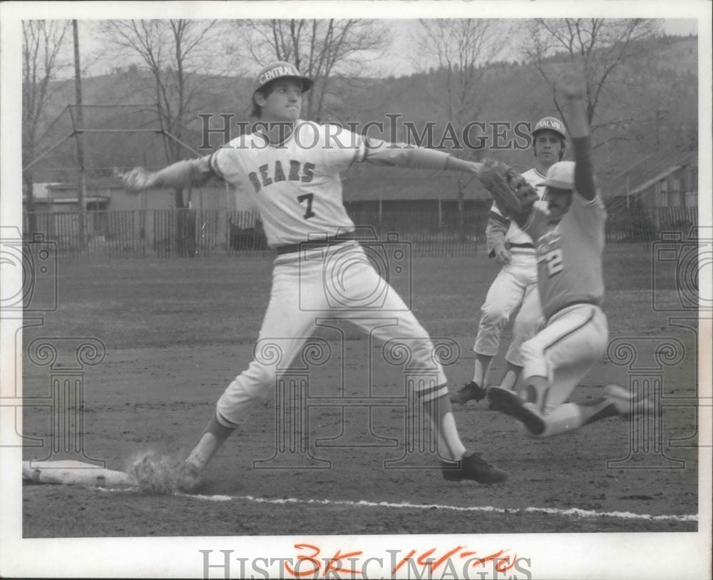 1974 Press Photo Central Valley Bears baseball player, Steve Need, in action- Historic Images