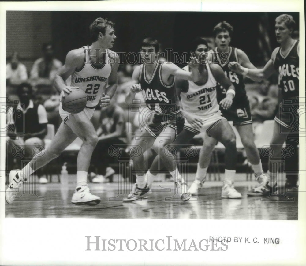 1986 Press Photo Brian Quinnett tries to dribble basketball by Brian Sullivan-Historic Images