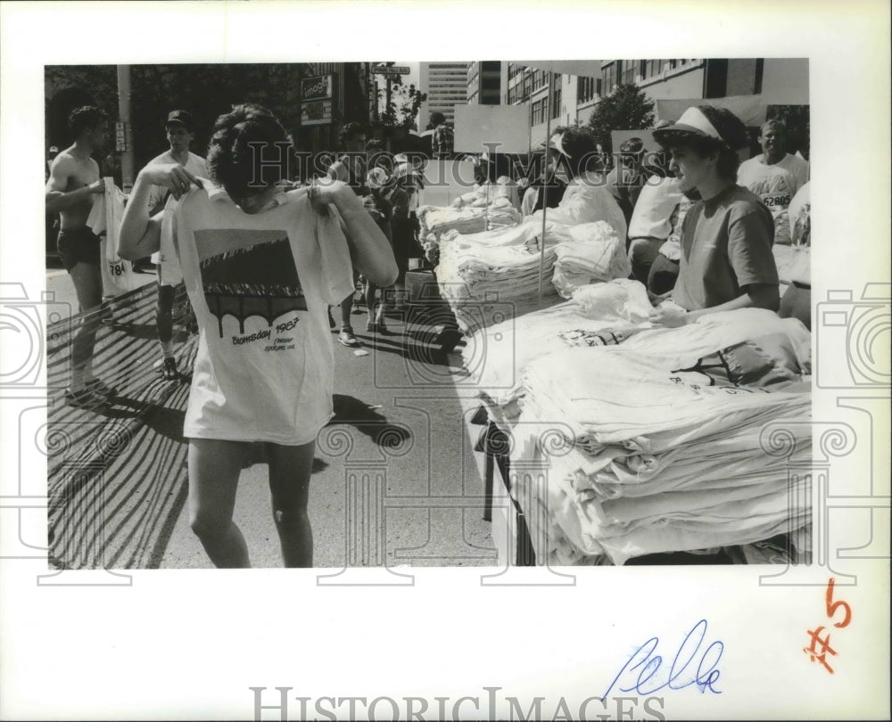 1987 Press Photo Bloomsday Participants Trying On Bloomsday Logo T-Shirts - Historic Images