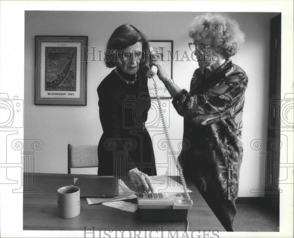 1994 Press Photo Bloomsday Workers Peggy Sullivan and Dorothy Miller Testing-Historic Images