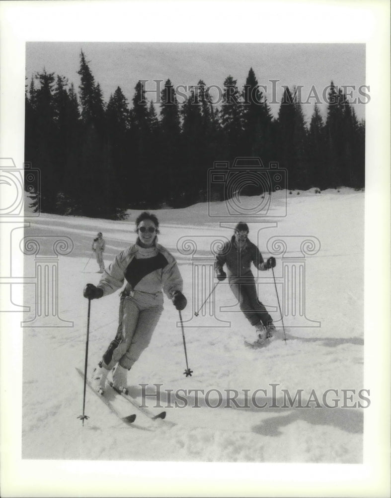 1987 Press Photo Downhill skiiers enjoying the slopes - Historic Images