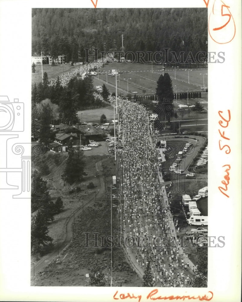 1986 Press Photo Bloomsday Runners pass Spokane Falls Community College- Historic Images