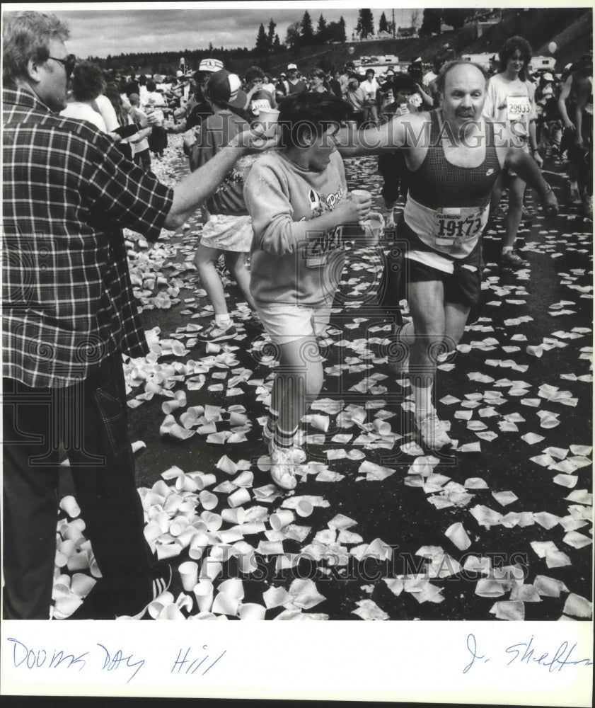 1986 Press Photo Bloomsday runners at water station at Doomsday Hill - sps18715 - Historic Images