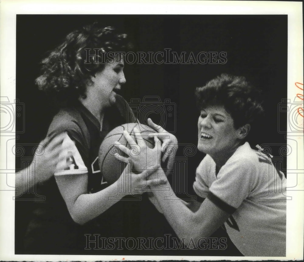 1986 Press Photo High School Basketballers Penny Coppersmith and Jodi Betrozoff - Historic Images