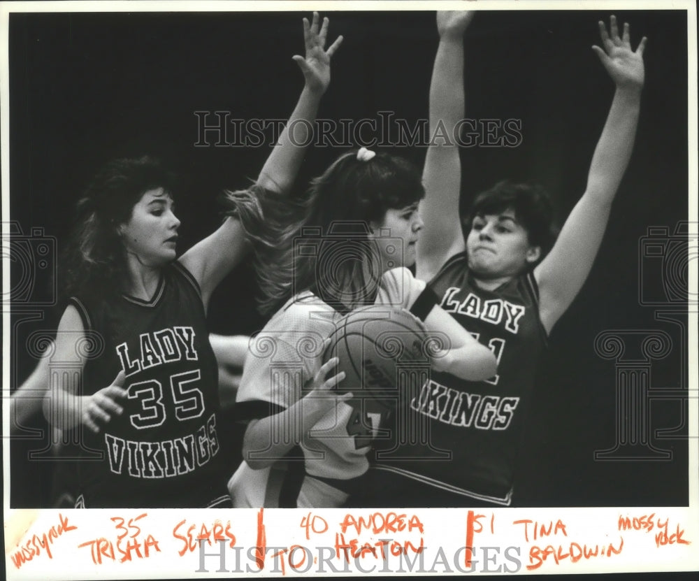 1988 Press Photo #35 Sears and #52 Baldwin try to block basketball player Heaton - Historic Images