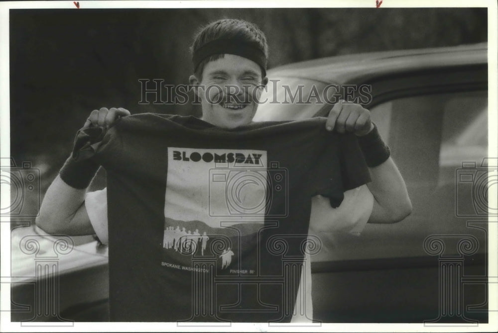 1989 Press Photo Bill Robinson holds up Bloomsday shirt from last year&#39;s run - Historic Images