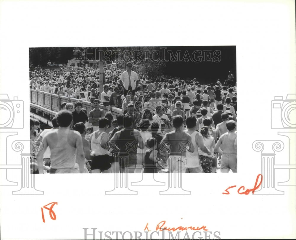 1989 Press Photo Bloomsday runners crowd across Spokane&#39;s Post Street Bridge- Historic Images