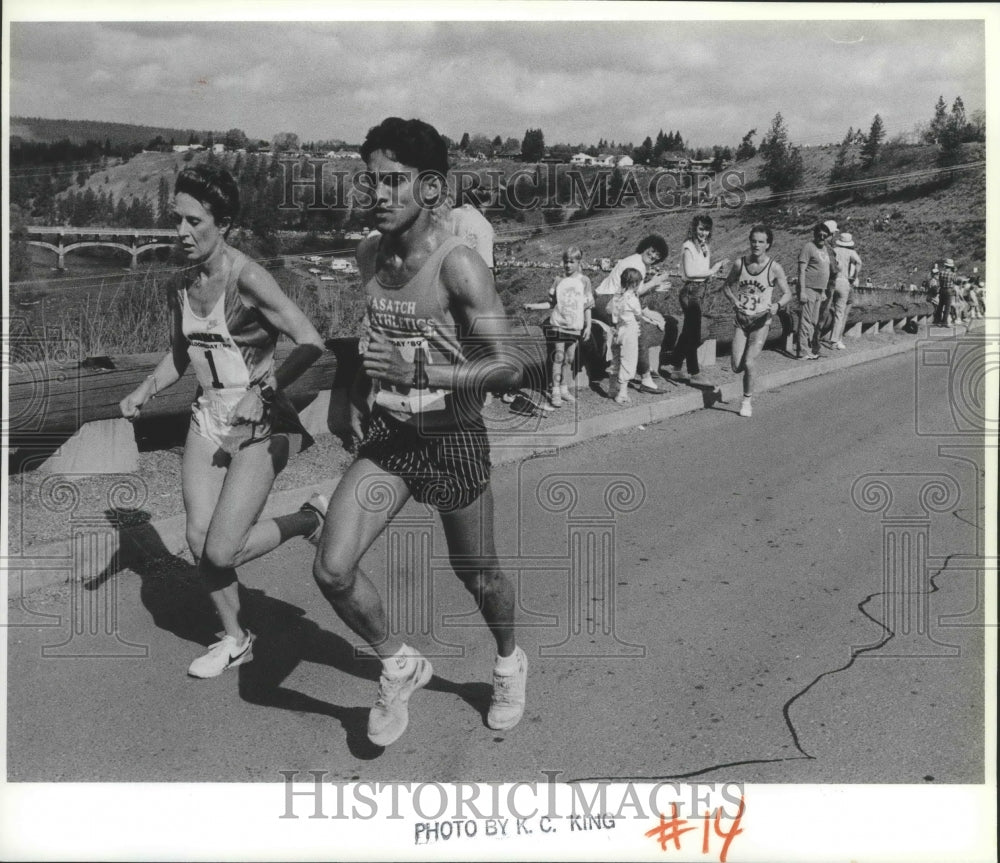 1989 Press Photo Anne Audain Holds Third at Top of Doomsday Hill, Bloomsday Race - Historic Images