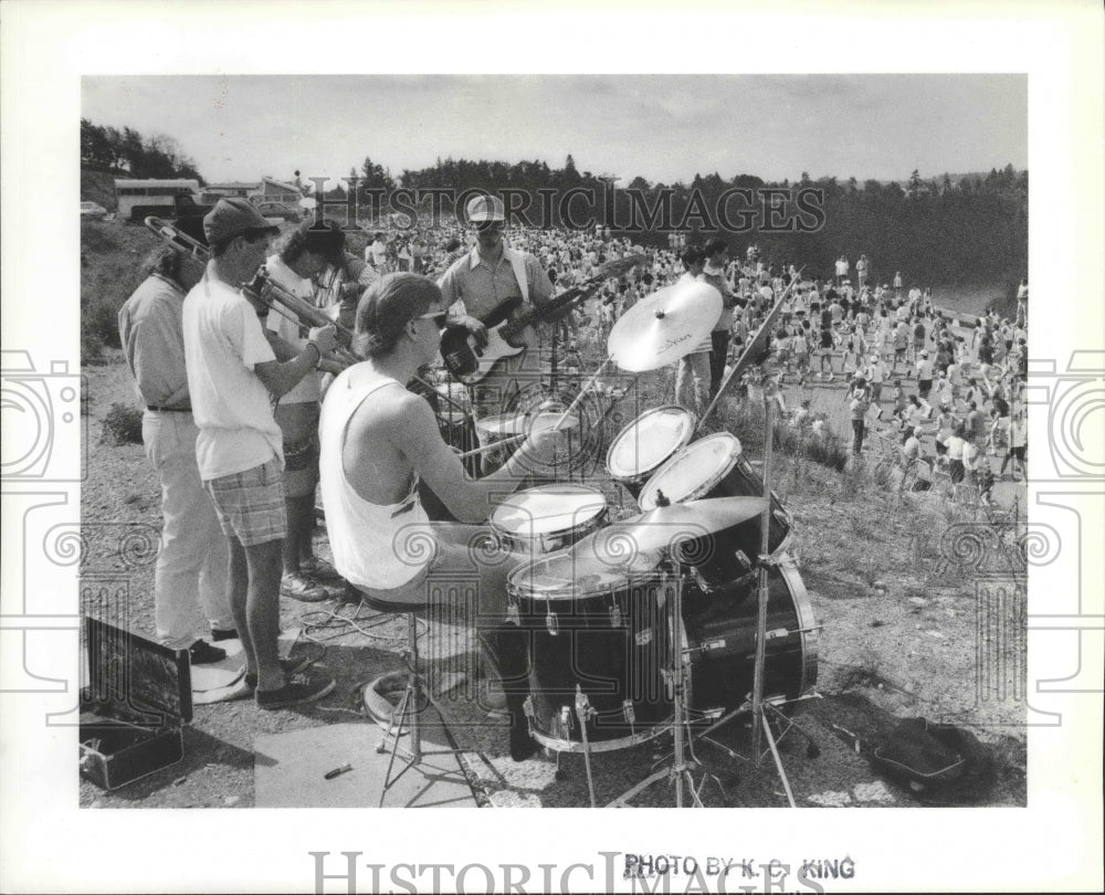 1989 Press Photo Two Bands Play to Bloomsday Runners on Doomsday Hill- Historic Images