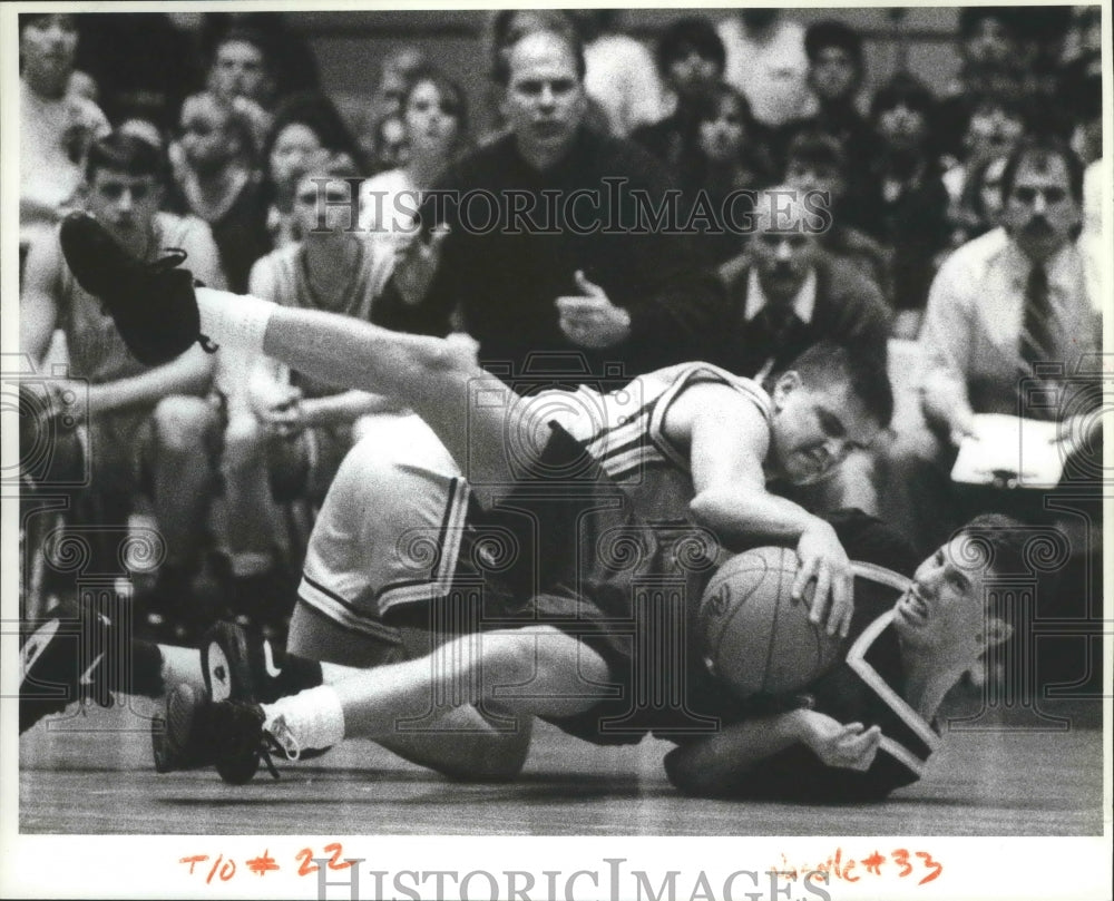 1993 Press Photo Basketballers Dan Brown and Craig Smith Wrestle for the Ball-Historic Images