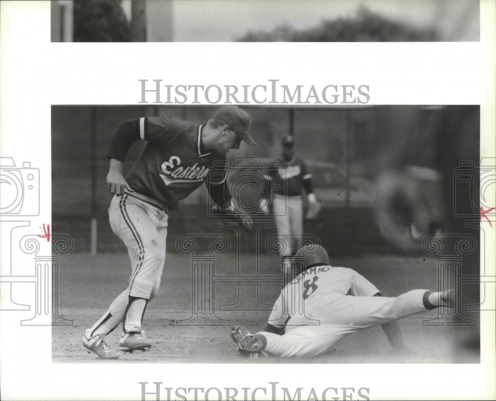 1988 Press Photo College Baseballers Jeff Cummins Sliding Ahead of Glen Hagy - Historic Images