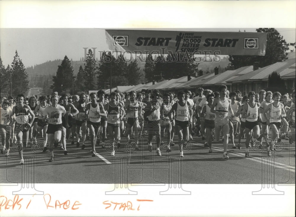 1982 Press Photo Competitors At the Start of the Pepsi 10,000 Meter Series Race - Historic Images