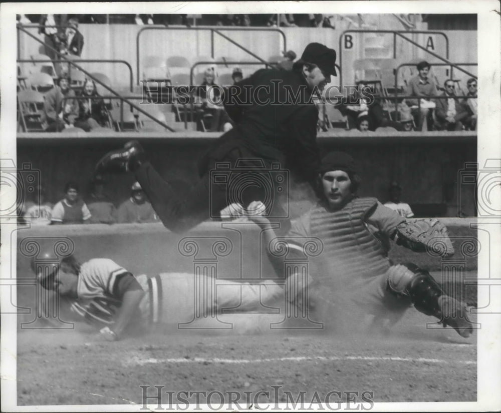 1974 Press Photo Umpire Bill Rosenberry calls Don Mason out on a Bill Fahey tag - Historic Images