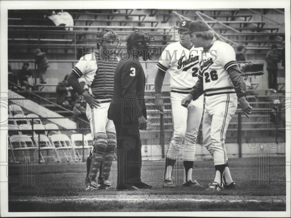 1978 Press Photo Felske of the Spokane Indians team disputes a call made - Historic Images