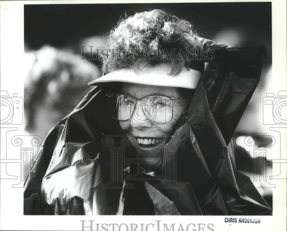 1993 Press Photo Pat Bridwell uses plastic to ward of heat during Bloomsday race-Historic Images