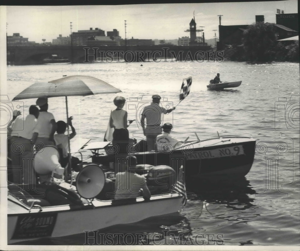 1954 Press Photo Spectators watch hydroplane boat racing action - sps19398 - Historic Images