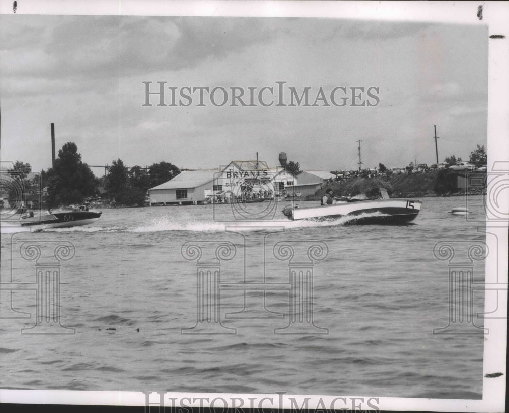 1956 Press Photo Steve Lemley and Chuck Scott speed boat racing in Spokane water- Historic Images