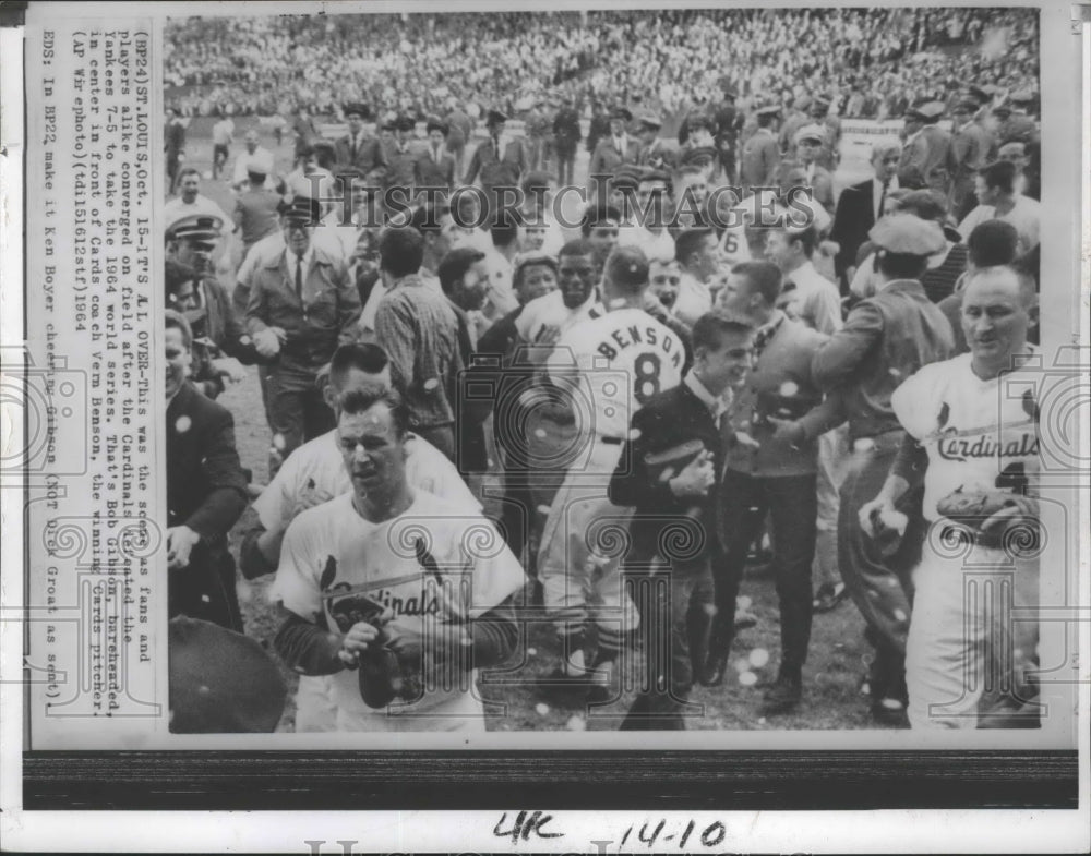 1965 Press Photo Cardinal&#39;s coach shakes hands with Bob Gibson, baseball pitcher- Historic Images