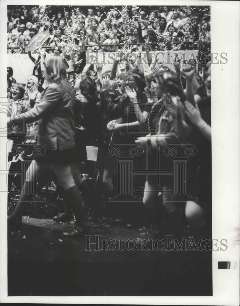 1977 Press Photo Huge Crowd Cheers at High School Tournament, Ritzville-Vaselle- Historic Images