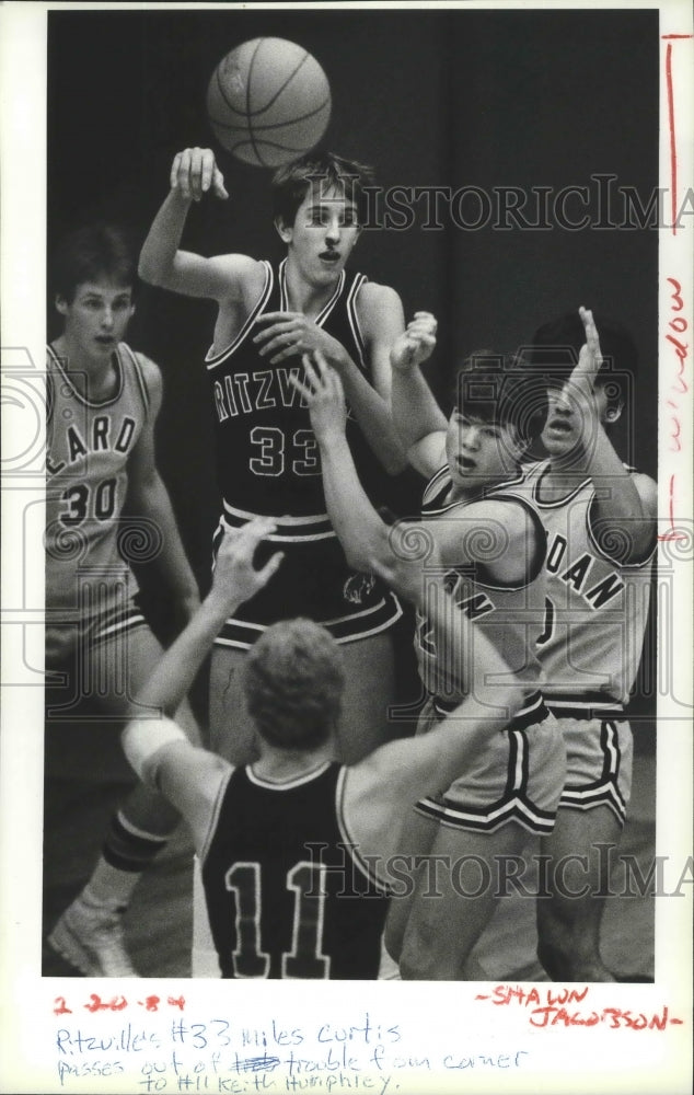 1985 Press Photo Ritzville&#39;s Miles Curtis Passes Out of Danger to Keith Humphrey-Historic Images