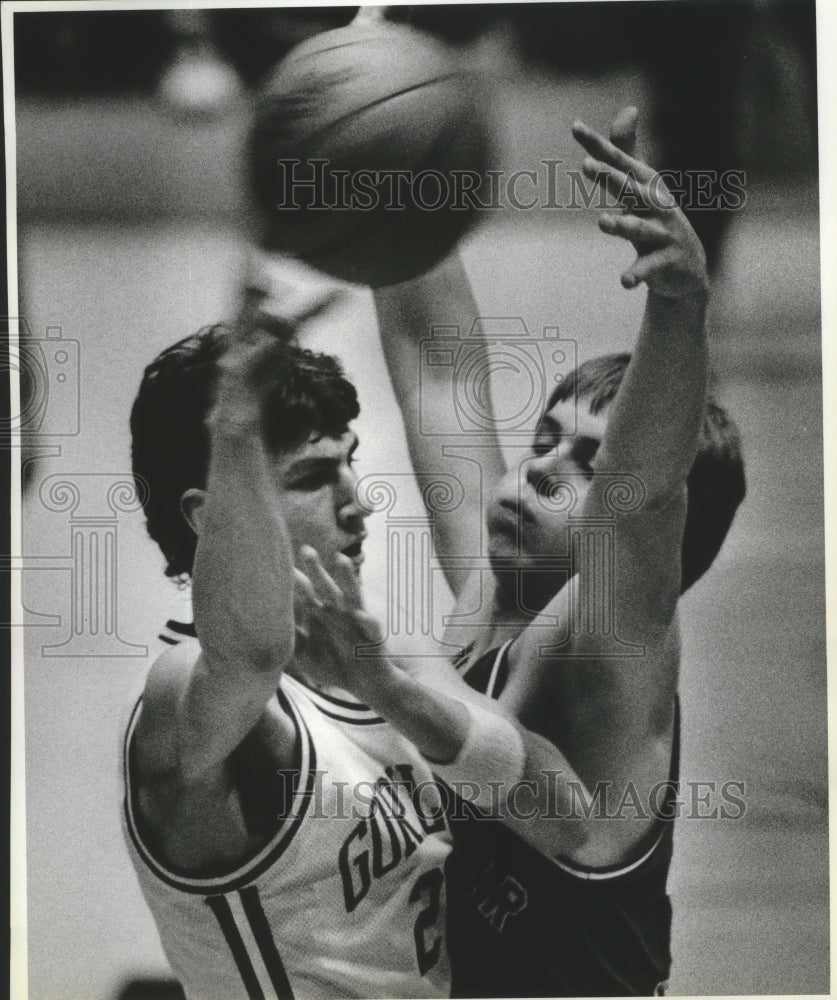1985 Press Photo Basketball Kit Van Buskirk and Eric Tjersland tries to block-Historic Images