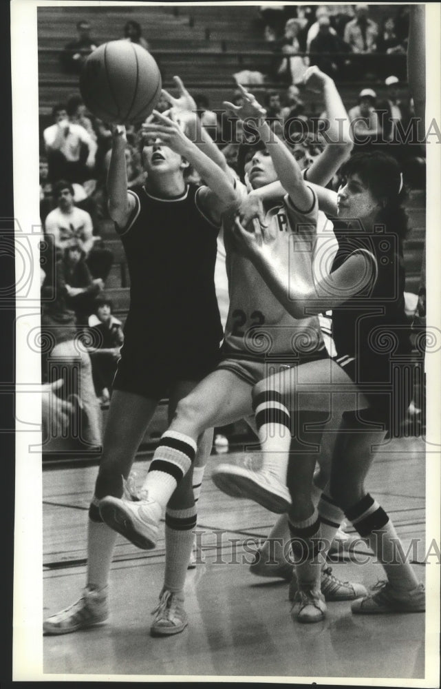 1981 Press Photo Basketball players Lisa Harder and Cheryl Stelzer play defense-Historic Images