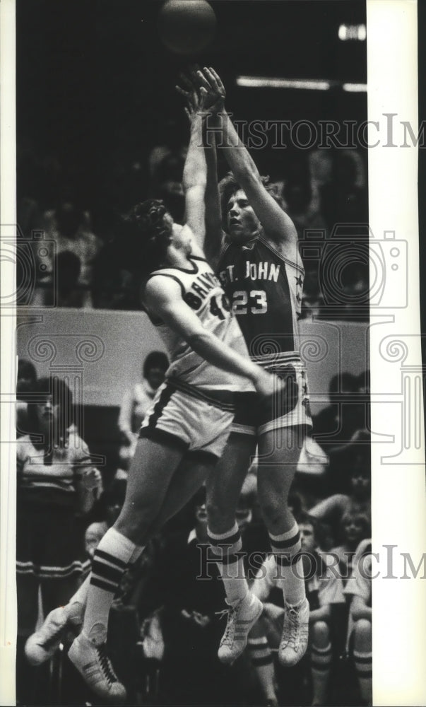 1981 Press Photo Basketball-A St. John player out-leaps an opponent at tip-off - Historic Images