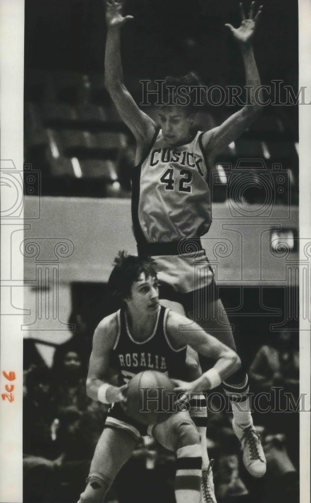 1981 Press Photo Basketball- Jeff Lane of Cusick defends Jed Hereford of Rosalia-Historic Images