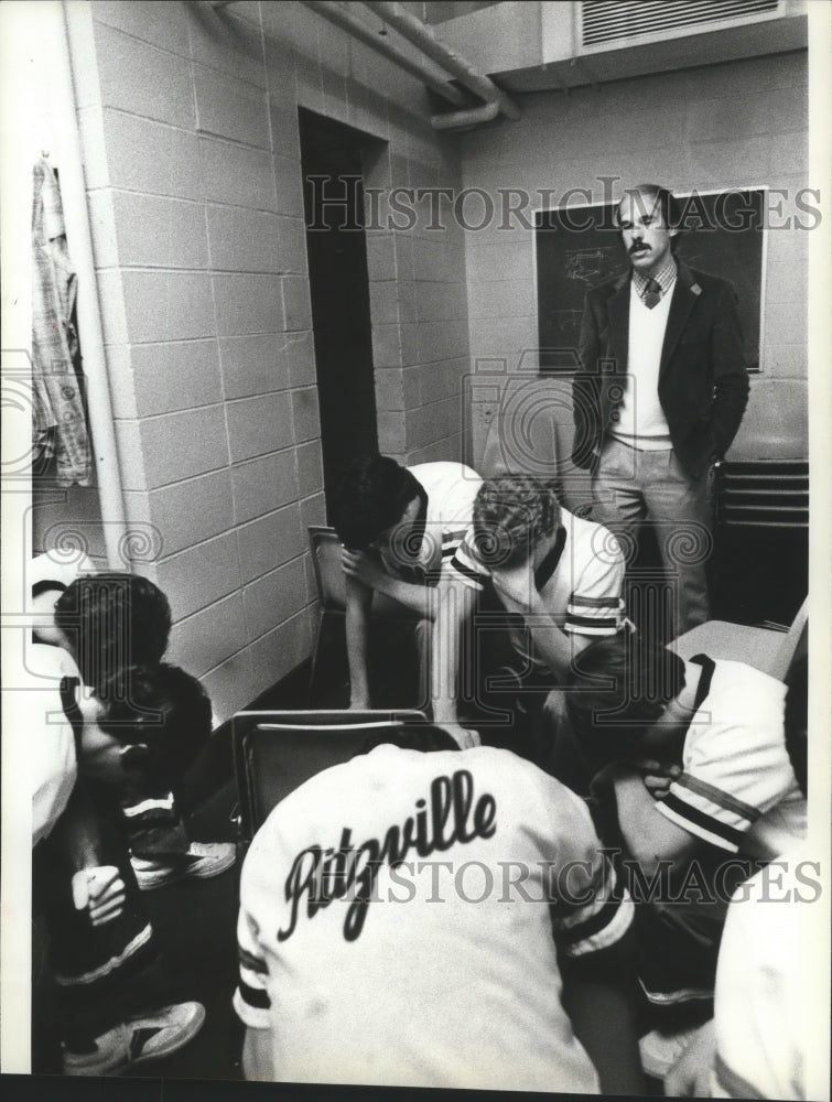 1983 Press Photo The Ritzville boys basketball team in the locker room- Historic Images