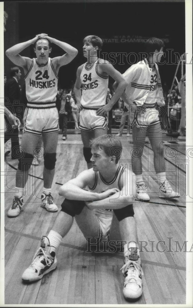 1989 Press Photo Disappointed Huskies players linger on the court after a loss - Historic Images