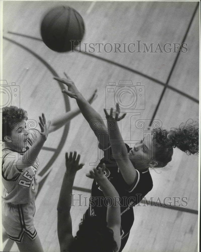 1989 Press Photo Andrea Wegner plays Ronalda Dunn in basketball tournament - Historic Images