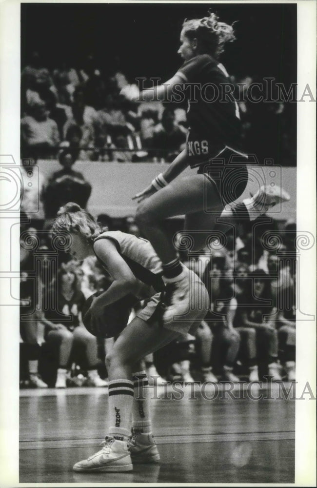 1986 Press Photo Missy Burke and Shannon Stratton duel for a basketball - Historic Images