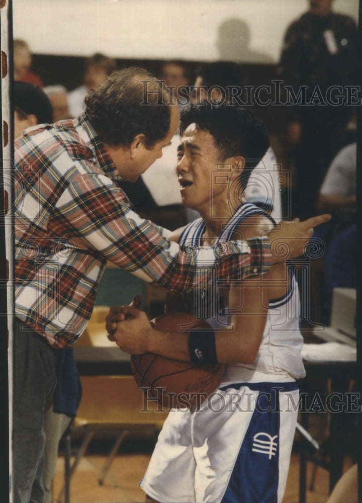 1993 Press Photo Bush coach Jim Franklin consoles Shawn Liao holding basketball-Historic Images