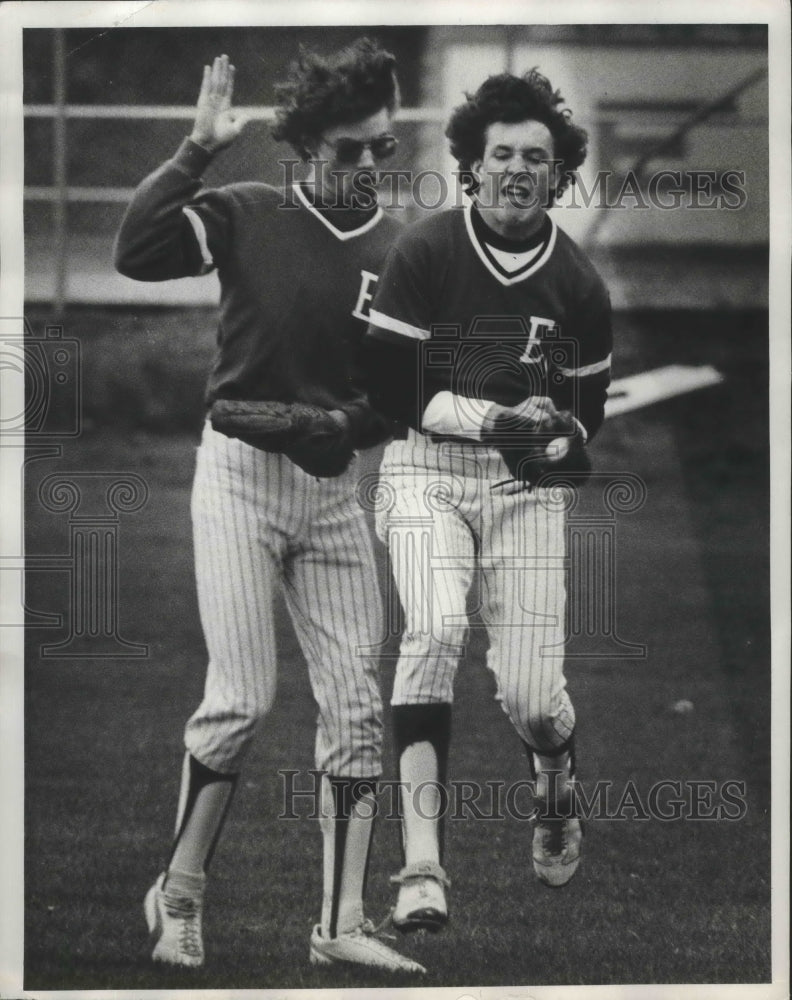 1992 Press Photo East Valley&#39;s right fielder catches baseball as teammate avoids-Historic Images